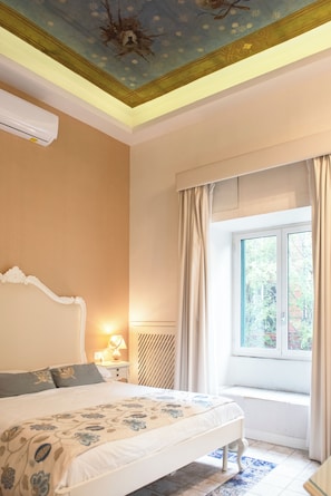 Deluxe Room | Hypo-allergenic bedding, minibar, in-room safe, desk - Certosa Suite (Naples)