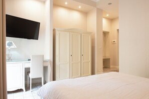 Wardrobe - Certosa Suite (Naples)