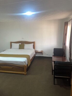 Habitación individual básica | Decoración personalizada, escritorio y espacio para trabajar con laptop 