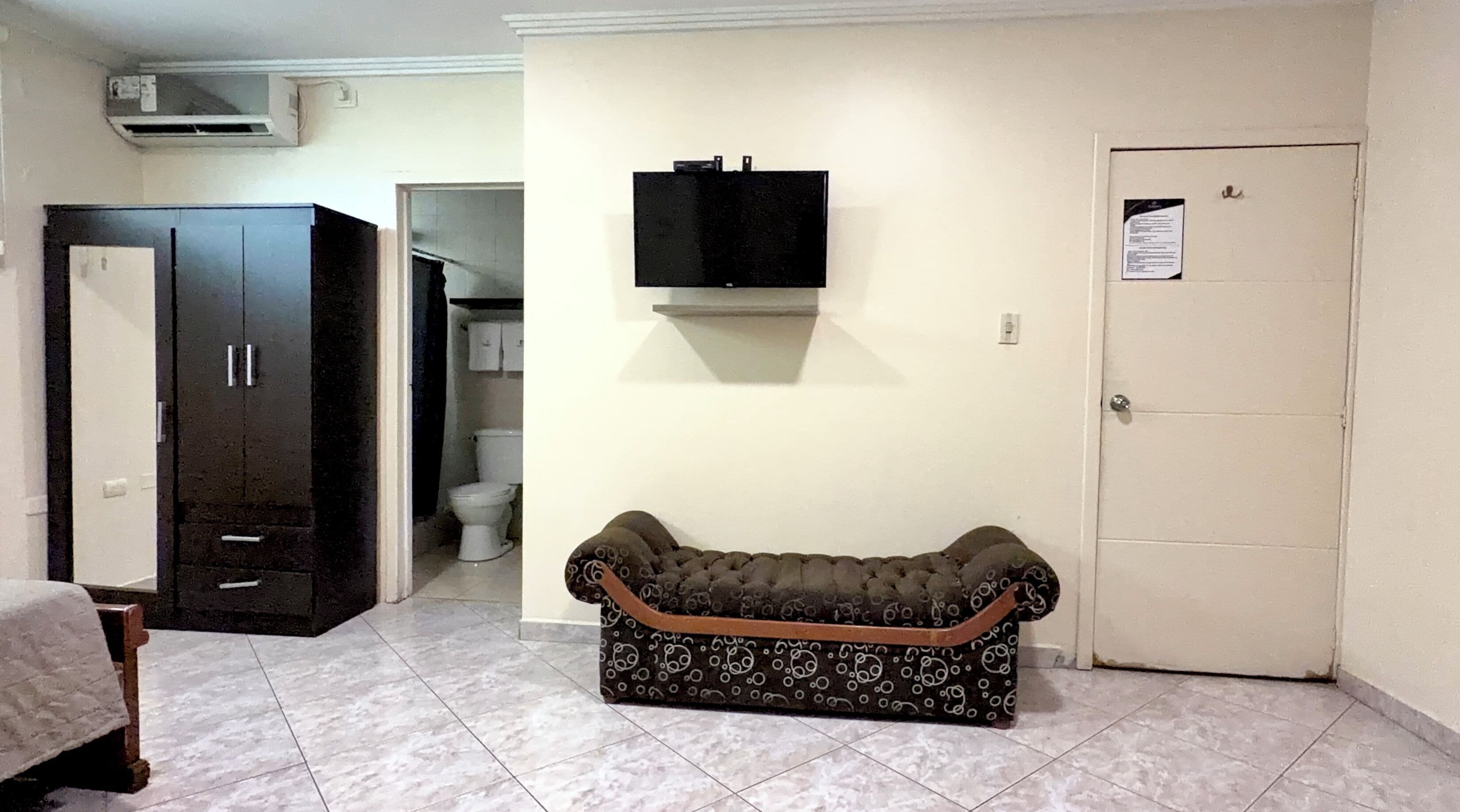 Comfort Studio Suite | Wardrobe