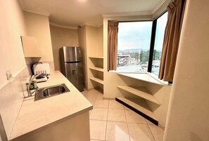 Superior Double Room | Private kitchen | Microwave, electric kettle, griddle, cookware/dishes/utensils - Suitesecu Rentals Guayaquil (Guayaquil)