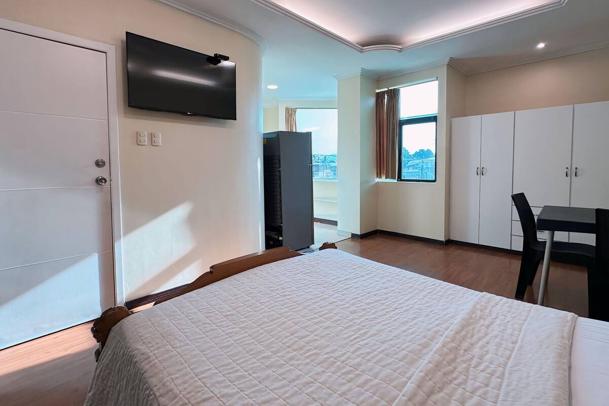 Suite Eksekutif, dapur kecil, pemandangan kota | Seprai katun Mesir, seprai premium, selimut bulu angsa, dan minibar