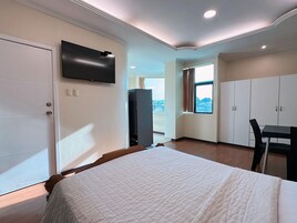 Executive Suite, Kitchenette, City View | Egyptian cotton sheets, premium bedding, down comforters, minibar