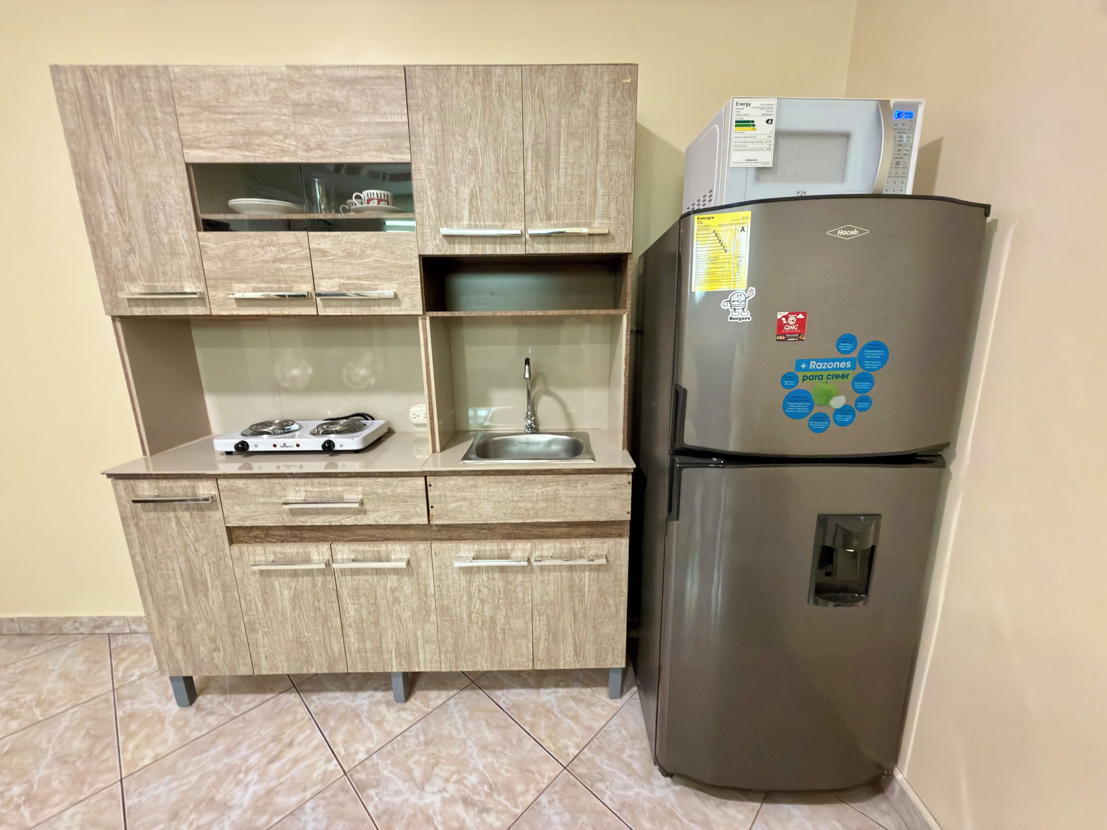 Comfort Studio Suite | Private kitchen | Microwave, electric kettle, griddle, cookware/dishes/utensils