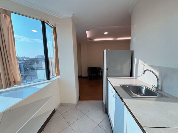 Executive Suite, Kitchenette, City View | Private kitchen | Microwave, electric kettle, griddle, cookware/dishes/utensils