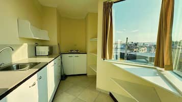 Executive Suite, Kitchenette, City View | Private kitchen | Microwave, electric kettle, griddle, cookware/dishes/utensils