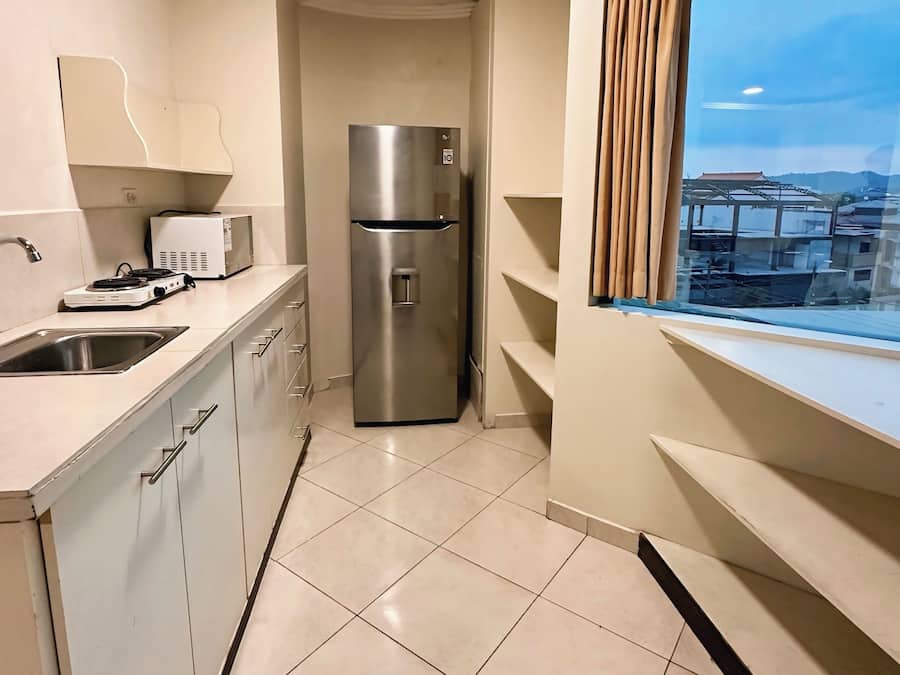 Habitación doble superior | Cocina privada | Microondas, hervidor eléctrico, plancha y utensilios de cocina