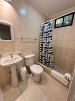 Chambre Deluxe | Salle de bain | Douche, sèche-cheveux, serviettes fournies, savon