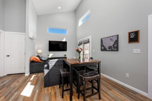 Interior - Hot Tub / Near Downtown / A/C / Couples Retreat (Colorado Springs)