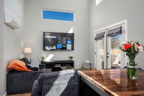 Smart TV, books - Hot Tub / Near Downtown / A/C / Couples Retreat (Colorado Springs)