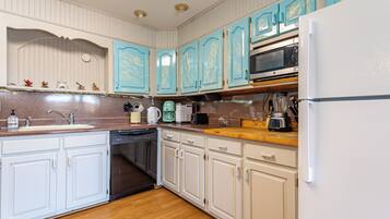 Microondas, horno, placa de cocina, lavavajillas