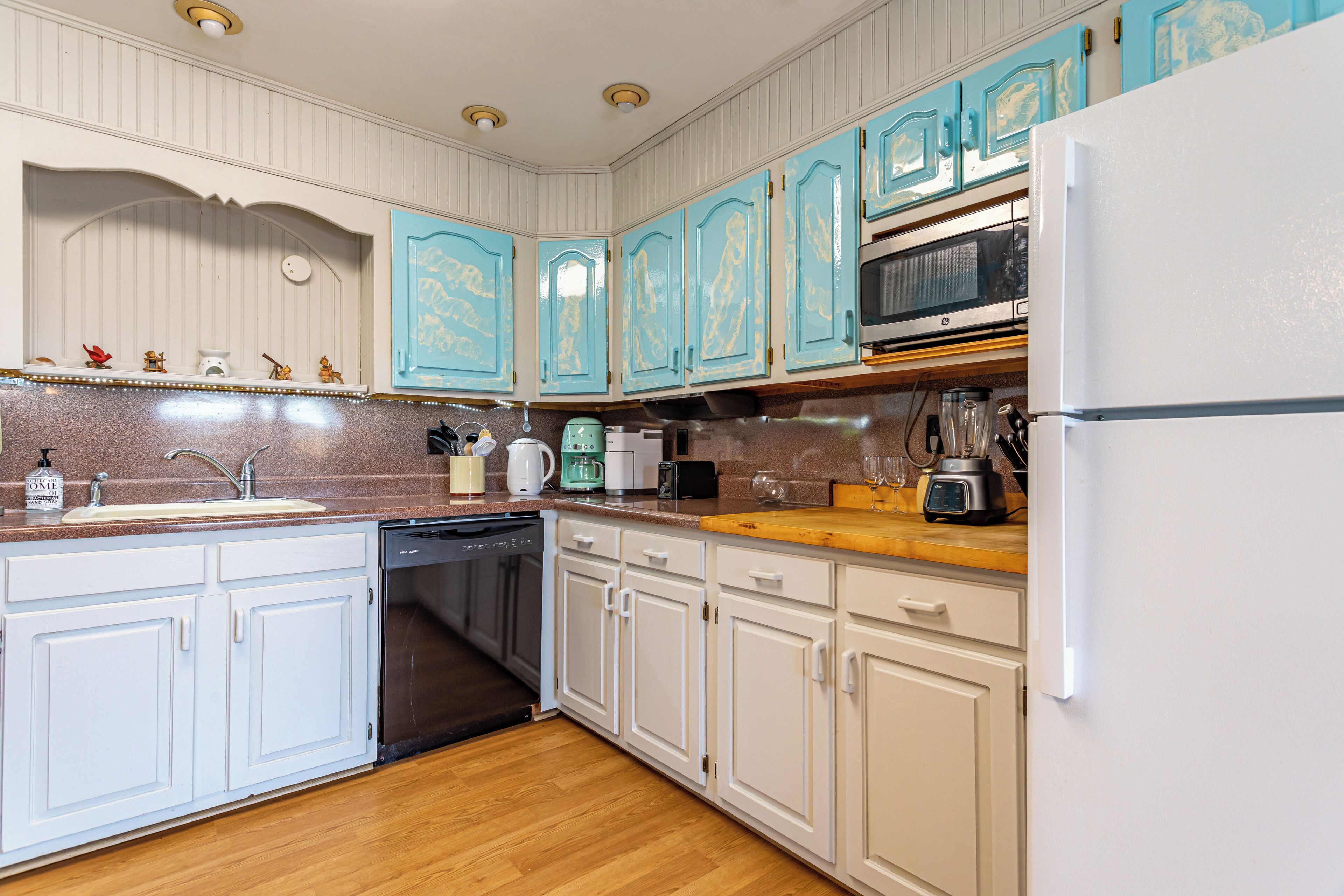 Microwave, oven, stovetop, dishwasher - Private Compound: Main House + 5 Themed Cabins + 2 Hot Tubs 2.5 hours from NYC (Preston Hollow)