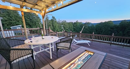 Private Mountain Top Retreat w/ Views / Hot Tub for Couples 2.5 hours from NYC