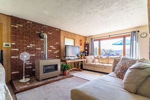 TV - Mountain Top Home w. Views near Ski Windham, 2 Large Decks & Wi-fi (Preston Hollow)