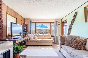 TV - Mountain Top Home w. Views near Ski Windham, 2 Large Decks & Wi-fi (Preston Hollow)