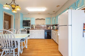 Microwave, oven, stovetop, dishwasher - Mountain Top Home w. Views near Ski Windham, 2 Large Decks & Wi-fi (Preston Hollow)