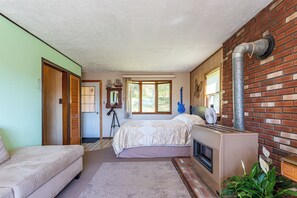 1 bedroom, WiFi, bed sheets - Private Compound: Main House + 5 Themed Cabins + 2 Hot Tubs 2.5 hours from NYC (Preston Hollow)