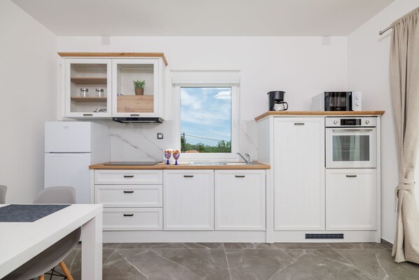 Fridge, microwave, stovetop, dishwasher