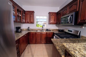Private kitchen - JAM LOVE Apartment in Montego Bay,Jamaica (Montego Bay)