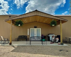 Terrace/patio - Family sized barndominium. Sleeps up to 10 comfortably. (Grandin)