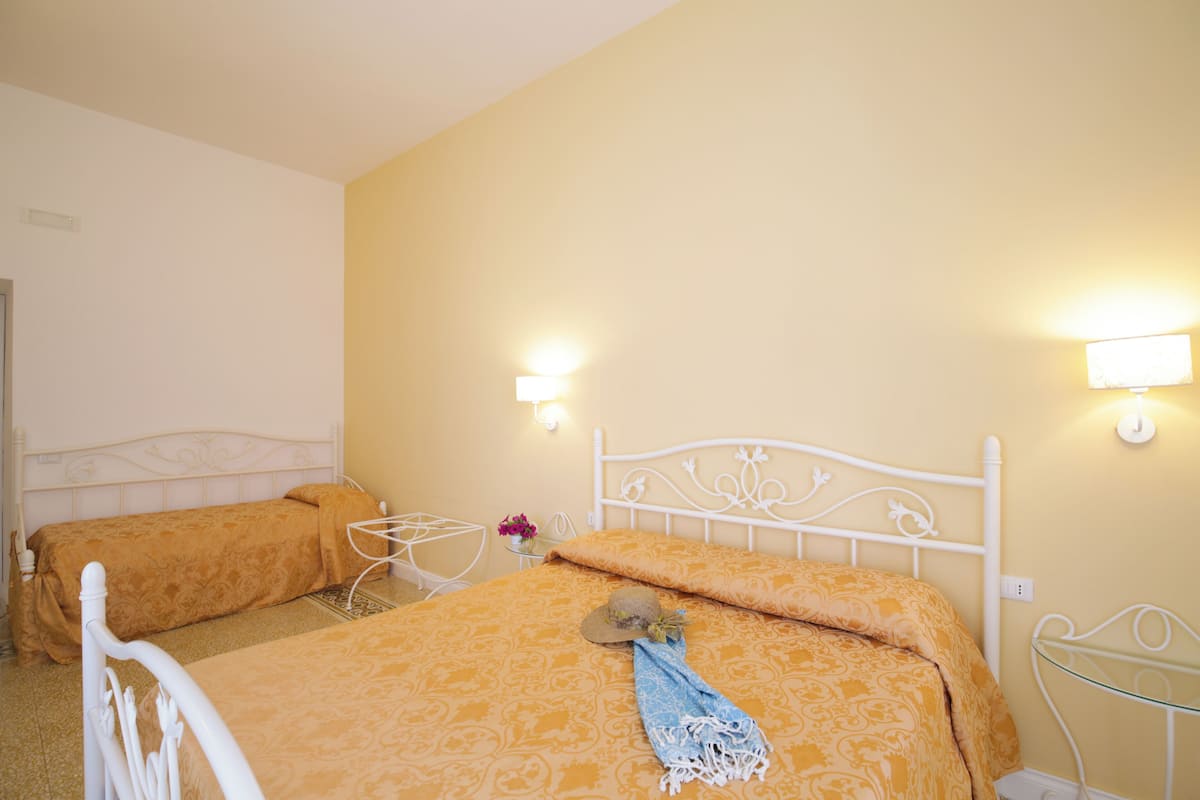 Klassieke driepersoonskamer | 1 slaapkamer, bedden met traagschuimmatras, een bureau