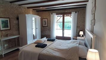 5 slaapkamers, een strijkplank/strijkijzer, wifi, beddengoed