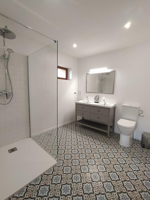 Shower, hair dryer, towels, soap - 5 Bedroom countryside gite with heated  pool close to Chalais, terraces & garden (Chalais)