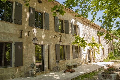 Domaine Cap Rubis, ancien moulin à huile rénové avec charme par un antiquaire.