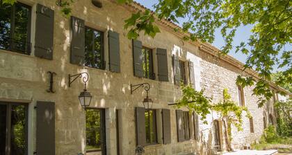 Domaine Cap Rubis, ancien moulin à huile rénové avec charme par un antiquaire.