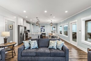 Smart TV, books - Beachfront Views-Watch dolphins from the deck.  Steps to the sand. (Bolivar Peninsula)