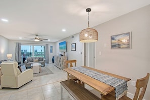 Smart TV - 3 min. walk to Siesta Key Beach-NEWLY RENOVATED 1st floor 2BR/2B w/ heated pool (Siesta Key)