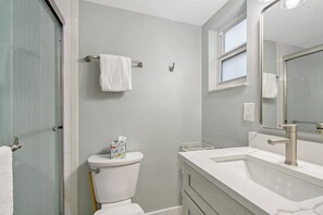Shower, hair dryer, towels, soap - 3 min. walk to Siesta Key Beach-NEWLY RENOVATED 1st floor 2BR/2B w/ heated pool (Siesta Key)