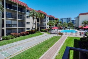 A courtyard with a pool, palm trees, and a basketball court. - 3 min. walk to Siesta Key Beach-NEWLY RENOVATED 1st floor 2BR/2B w/ heated pool (Siesta Key)