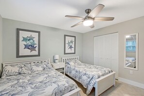 2 bedrooms, iron/ironing board, travel cot, free WiFi - 3 min. walk to Siesta Key Beach-NEWLY RENOVATED 1st floor 2BR/2B w/ heated pool (Siesta Key)