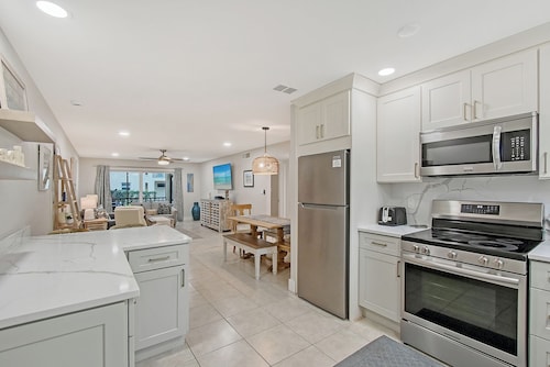 3 min. walk to Siesta Key Beach-NEWLY RENOVATED 1st floor 2BR/2B w/ heated pool