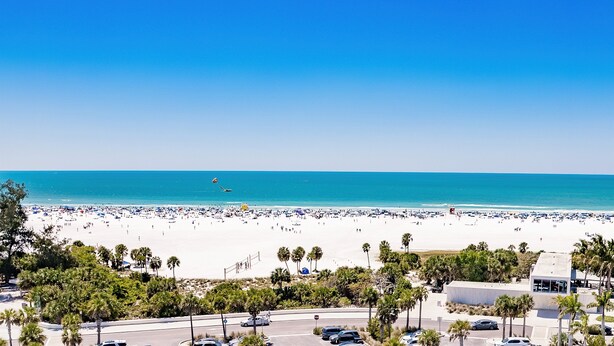 A beach with a parking area and palm trees. - 3 min. walk to Siesta Key Beach-NEWLY RENOVATED 1st floor 2BR/2B w/ heated pool (Siesta Key)