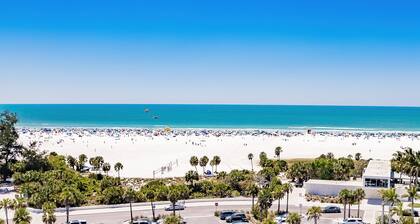 3 min. walk to Siesta Key Beach-NEWLY RENOVATED 1st floor 2BR/2B w/ heated pool