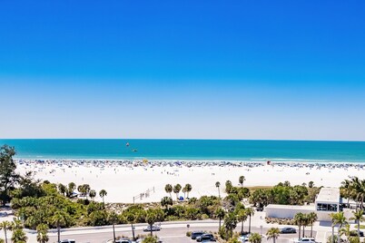 3 min. walk to Siesta Key Beach-NEWLY RENOVATED 1st floor 2BR/2B w/ heated pool