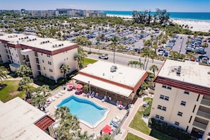 A heated pool - 3 min. walk to Siesta Key Beach-NEWLY RENOVATED 1st floor 2BR/2B w/ heated pool (Siesta Key)