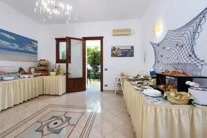 朝食 (ビュッフェ)、毎日提供 (無料)