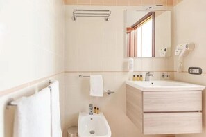 スーペリア トリプルルーム 禁煙 バルコニー | バスルーム | シャワー、ヘアドライヤー、ビデ、タオル