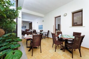 Free daily buffet breakfast  - La Conchiglia sul mare (San Vito Lo Capo)
