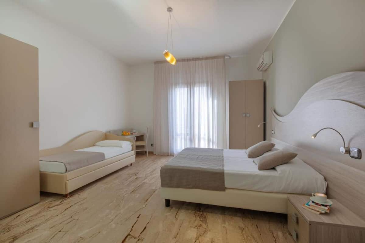 Quarto triplo superior, para não fumantes, sacada | Frigobar, cofres nos quartos, quartos à prova de som, Wi-Fi de cortesia
