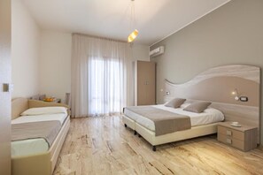 Superior driepersoonskamer, niet-roken, balkon | Een minibar, een kluis op de kamer, geluiddichte muren, gratis wifi