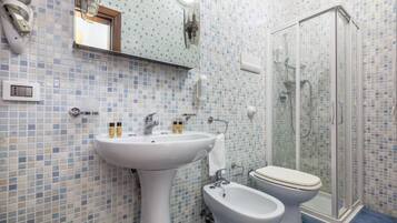 Dusche, Haartrockner, Bidet, Handtücher