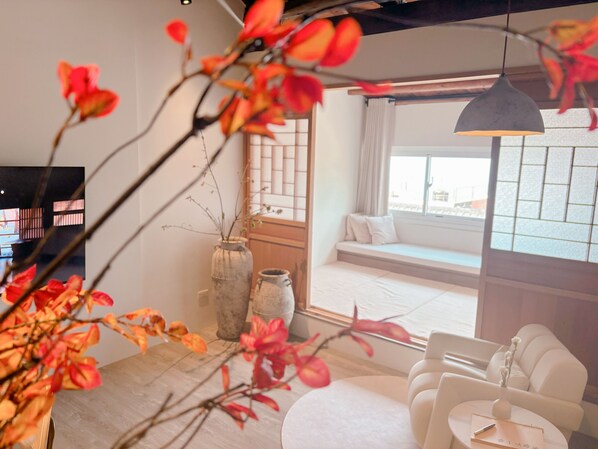 ロマンティック コテージ シービュー | リビング エリア