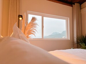 ロマンティック コテージ シービュー | 4 室のベッドルーム、客室ごとに異なる装飾、デスク、ノートパソコン用作業スペース