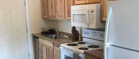 Réfrigérateur, four à micro-ondes, un four, surface de cuisson