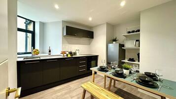 Jääkaappi, mikroaaltouuni, uuni, liesi