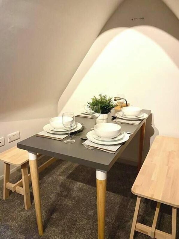 Dining - WOW 2-BED, Parking, WiFi, Netflix - 5min to Beach (Bournemouth)